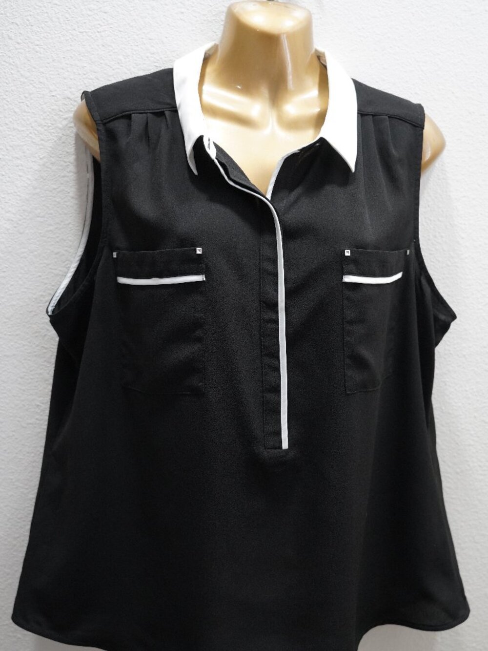 White House Black Market Black With White Trim Sleeveless Blouse size XL